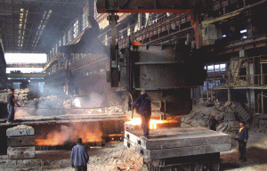 "Fortus" SA Iaşi a rămas singura platformă industrială cu flux tehnologic integrat şi conducere unitară din România, care, prin flexibilitatea proceselor tehnologice de producţie, acţionează pe piaţa producătorilor de utilaje tehnologice grele, destinate industriei miniere şi energetice, metalurgice, a cimentului, alimentară, construcţii navale şi altele.Principalii beneficiari ai produselor "Fortus" destinate exportului sunt companii din spaţiul Uniunii Europene: Siemens Power AG - Germania, Haltapa - Germania, IHC - Olanda, Kossler - Austria, Reinhold Gould - Germania, Wicov MGI şi PSP ENGINEERING - Cehia, Celsa - Polonia, pentru care se execută componente pentru centrale eoliene, piese de schimb pentru instalaţii de dragare şi subansambluri pentru indus-tria metalurgică.Pentru piaţa din Asia şi Extremul Orient, societatea execută în principal piese de schimb şi subansambluri pentru industria cimentului, cons-trucţii de maşini, metalurgie, principalii beneficiari fiind Siria, Pakistan şi Japonia. În zona Balcanilor, se livrea-ză produse pentru societăţi din Turcia: WHT şi NICE - PM, care-şi des-făşoară activitatea în industria cons-trucţiilor de maşini şi metalurgie.În ţară, combinatul de la Iaşi furnizează subansambluri şi piese de schimb pentru metalurgie, ciment, industrie navală, minieră, construcţii de maşini. "Fortus" SA Iaşi a rămas singura platformă industrială cu flux tehnologic integrat şi conducere unitară din România, care, prin flexibilitatea proceselor tehnologice de producţie, acţionează pe piaţa producătorilor de utilaje tehnologice grele, destinate industriei miniere şi energetice, metalurgice, a cimentului, alimentară, construcţii navale şi altele.Principalii beneficiari ai produselor "Fortus" destinate exportului sunt companii din spaţiul Uniunii Europene: Siemens Power AG - Germania, Haltapa - Germania, IHC - Olanda, Kossler - Austria, Reinhold Gould - Germania, Wicov MGI şi PSP ENGINEERING - Cehia, Celsa - Polonia, pentru care se execută componente pentru centrale eoliene, piese de schimb pentru instalaţii de dragare şi subansambluri pentru indus-tria metalurgică.Pentru piaţa din Asia şi Extremul Orient, societatea execută în principal piese de schimb şi subansambluri pentru industria cimentului, cons-trucţii de maşini, metalurgie, principalii beneficiari fiind Siria, Pakistan şi Japonia. În zona Balcanilor, se livrea-ză produse pentru societăţi din Turcia: WHT şi NICE - PM, care-şi des-făşoară activitatea în industria cons-trucţiilor de maşini şi metalurgie.În ţară, combinatul de la Iaşi furnizează subansambluri şi piese de schimb pentru metalurgie, ciment, industrie navală, minieră, construcţii de maşini.